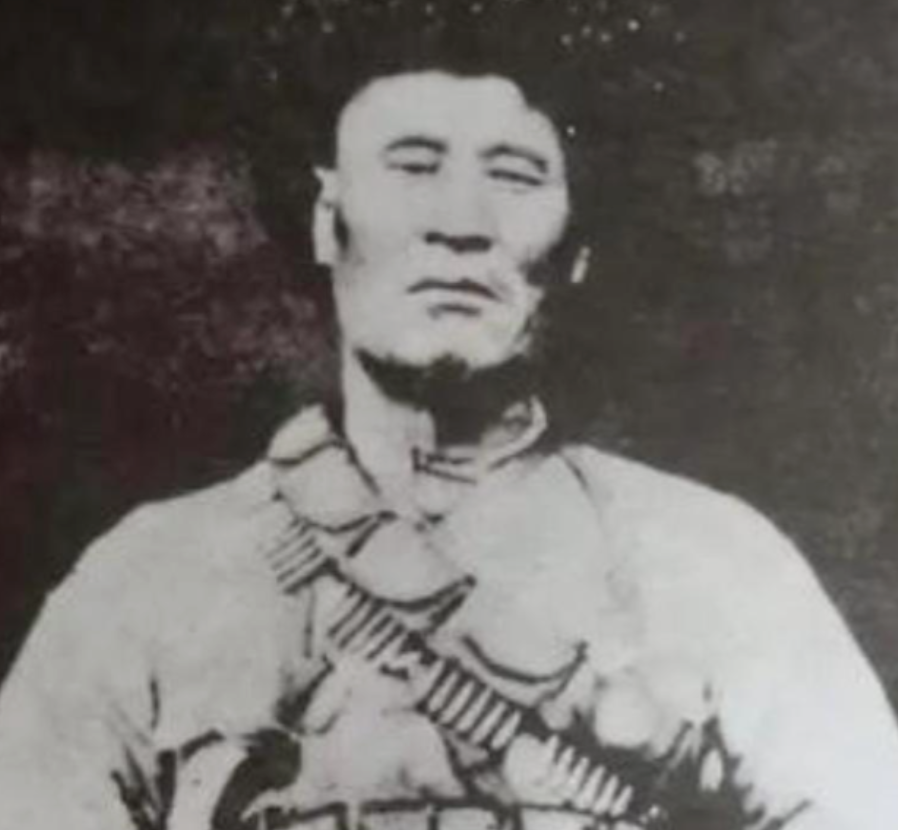 1949年，解放军在追击马家军残匪时，司号员杨忠孝打死了一个与众不同的匪徒，战友