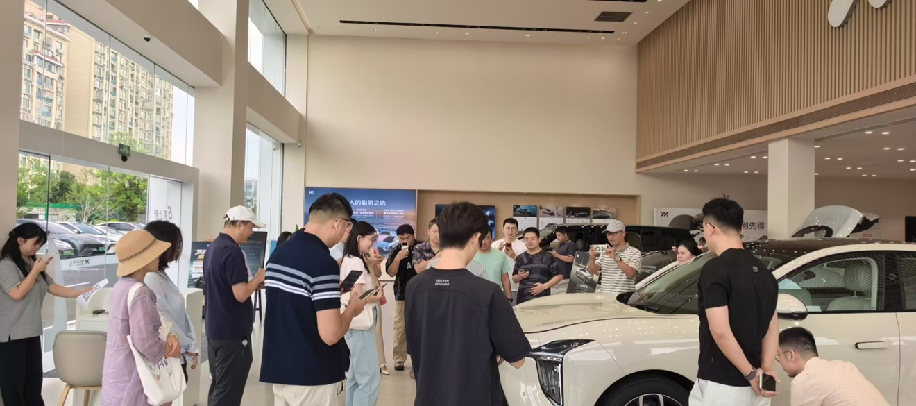 逛店实拍｜20万级家用SUV真的越来越卷了
今天没事逛了下智己门店，刚好赶上全新一代LS6预售，店里人气真的很高，好多人都在看车、体验内饰。
专门以家用需求简单看了一圈，真心觉得性价比很能打。全系标配线控底盘这点我特别心动，车身看着挺大，但转弯半径很小，平时市区通勤、老小区窄路掉头、地库挪车都会轻松