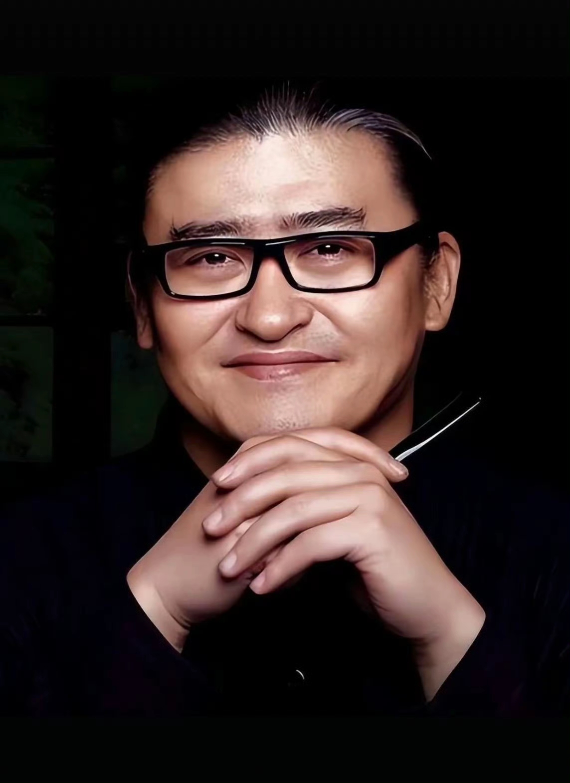 “凤凰于飞，翙翙其羽，远去无痕迹。听梧桐细雨，瑟瑟其叶，随风摇记忆。”