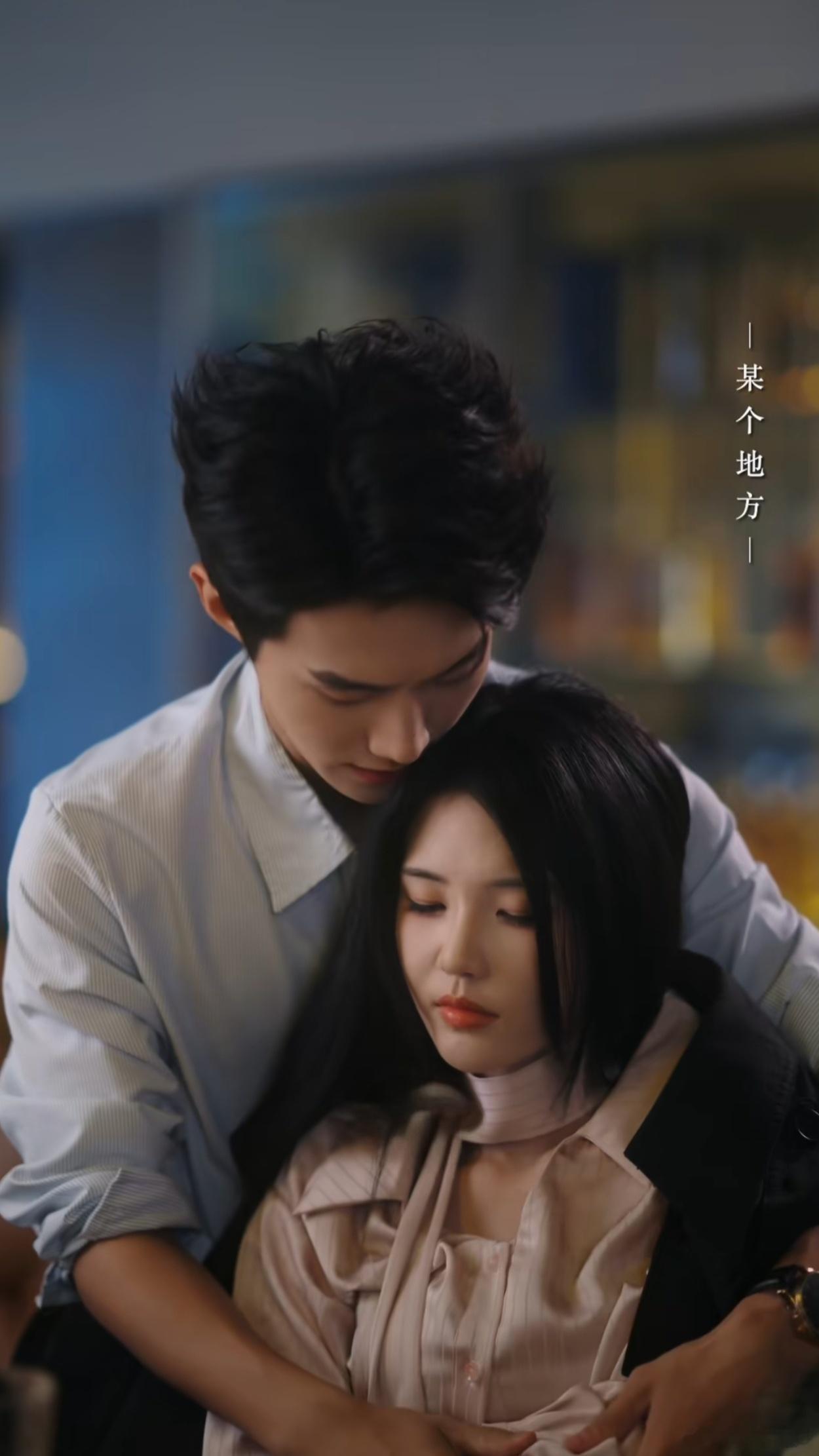 记录2026年看过的短剧之313《暮色迟迟》
1️⃣演员：李卓扬（驰曜）➕锦子（许晚柠）
2️⃣推荐指数⭐⭐⭐
3️⃣推荐理由：破镜重圆死缠烂打求和本，校园爱情因家庭问题，被迫分开，重逢后，男主想尽办法追妻，女主想尽办法逃避，剧情就像鬼打墙，背景音乐太吵了[允悲]

两个相爱的人，总是因为各种问 ​