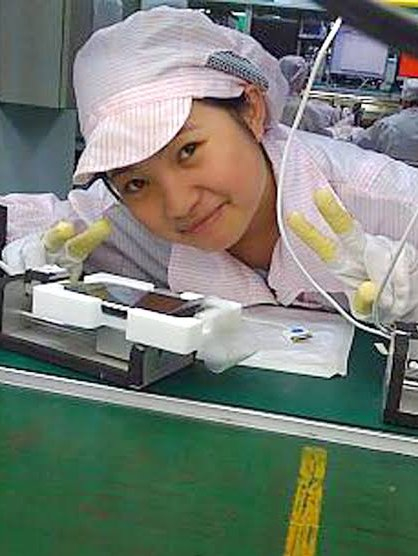 不知道有多少人还记得这张照片，
2008年一个英国网友markm49uk在海外论坛上发帖，
表示他买的一台全新的iPhone 3G，激活后手机里居然有几张中国女生的自拍照。

事后富士康调查完才发现是自己员工，可能是在测试iPhone时测试完忘记删除照片。
最后这个事情在全球传播，网友都称她为“iPhone Girl”。
 ​