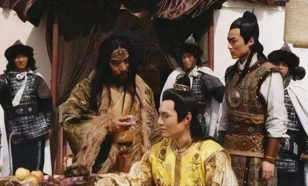 明英宗朱祁镇土木堡被俘，也先每两天献一只羊，每七天献一头牛，诸王跪着敬酒，还差点娶了也先的妹妹。可这个阶下囚，为何能活着离开瓦剌。

信源：中华网——《在土木之变中俘虏明英宗的也先，是怎样一个人？为何下场凄惨？》

1449年，土木堡，明军溃败，朱祁镇被瓦剌俘虏。

也先没杀他。

每两天送一只羊，