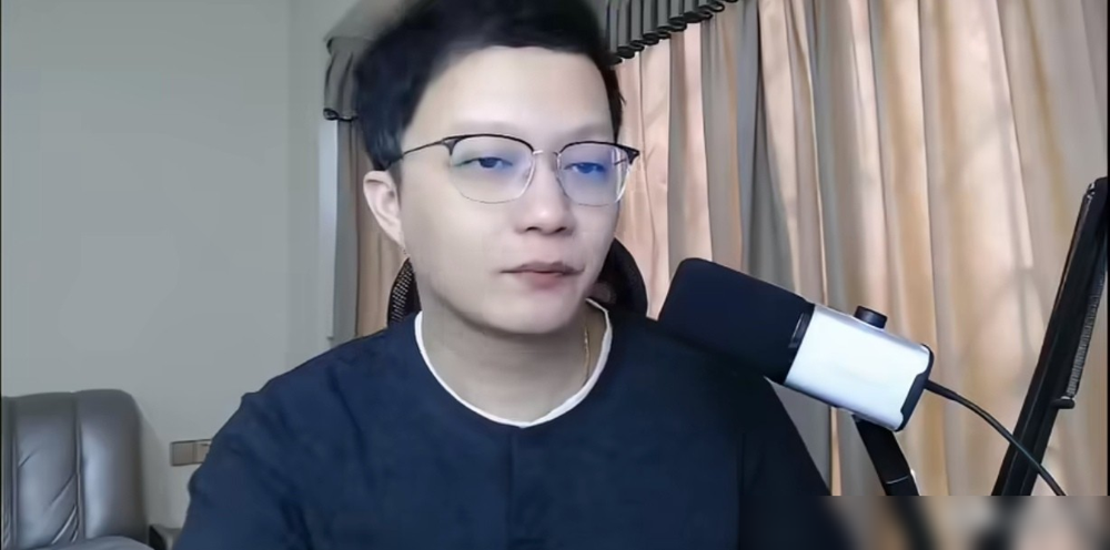 被黑成跳芭蕾的那个瞬间，放大看其实是王楚钦硬生生把脚收住了。
全锦赛混双半决赛，孙颖莎带着伤没来得及让位，王楚钦要是那一下不避，俩人直接撞个满怀，孙颖莎大概率被带倒重摔。电光火石之间收力、侧身、让位，球还打成了。
但黑稿不管这些，截个图配仨字：没肌肉。张继科后来公开模仿一把，节奏直接起飞。
想