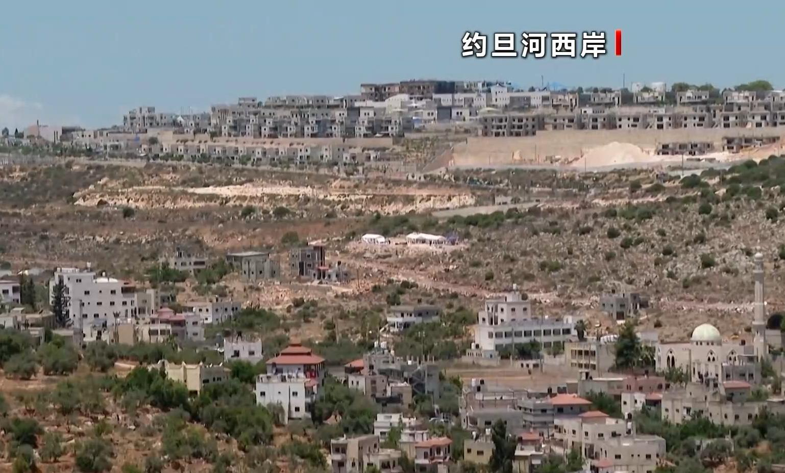 约旦河西岸的冲突又上演耐人寻味的一幕。

一场橄榄采摘活动，直接演变成欧洲外交人员被定居者围堵攻击的现场。

当地时间17日，法国、比利时还有波兰的外交官来到约旦河西岸参与当地橄榄采摘，在这片区域遭到以色列犹太人定居者袭击。 

在我看来，外交人员自带特殊身份，不管这趟行程存在多少争议，直接动手围堵