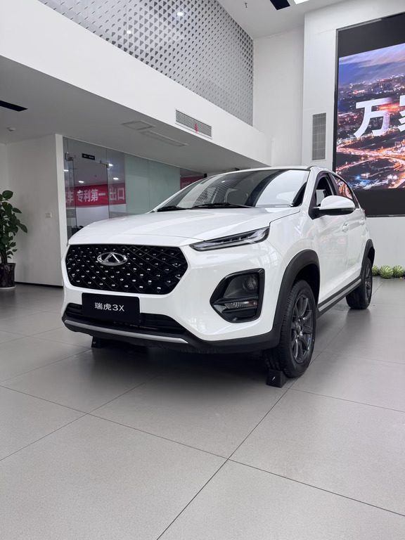 预算4万多想买台燃油SUV，瑞虎3X真的可以看看✨
	
车身小巧，市区开好停，新手女生上手无压力。
加92油就行，油耗不高，保养也便宜，没有电车续航焦虑。
倒车影像、大屏这些刚需配置都有，日常通勤、接娃买菜够用。
	
实话实说：高速噪音偏大，底盘偏硬，别拿它跟十几万的车比。
适合：第一台车、代步练手、家用第二台车。
	
#瑞虎3X #奇瑞 #代步车 #五万左右买车