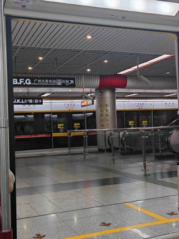 在等地铁🚇时刻，一弟弟：<br />“妈妈，抢座位～”<br />...