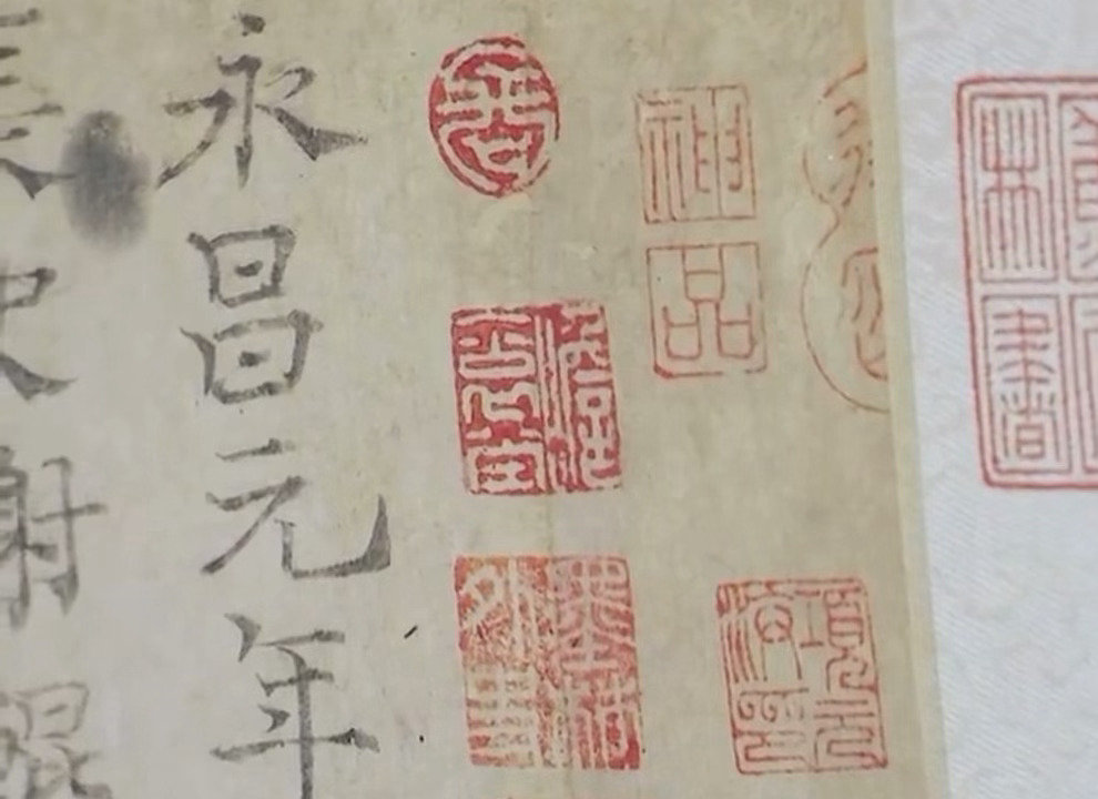 #多处涂改的手稿为何是镇馆之宝##资治通鉴存世唯一手书原稿#很难得！能亲眼看见司马光落笔修改的样子。这份唯一存世原稿，让千年前撰写《资治通鉴》的过程变得具象。 ​