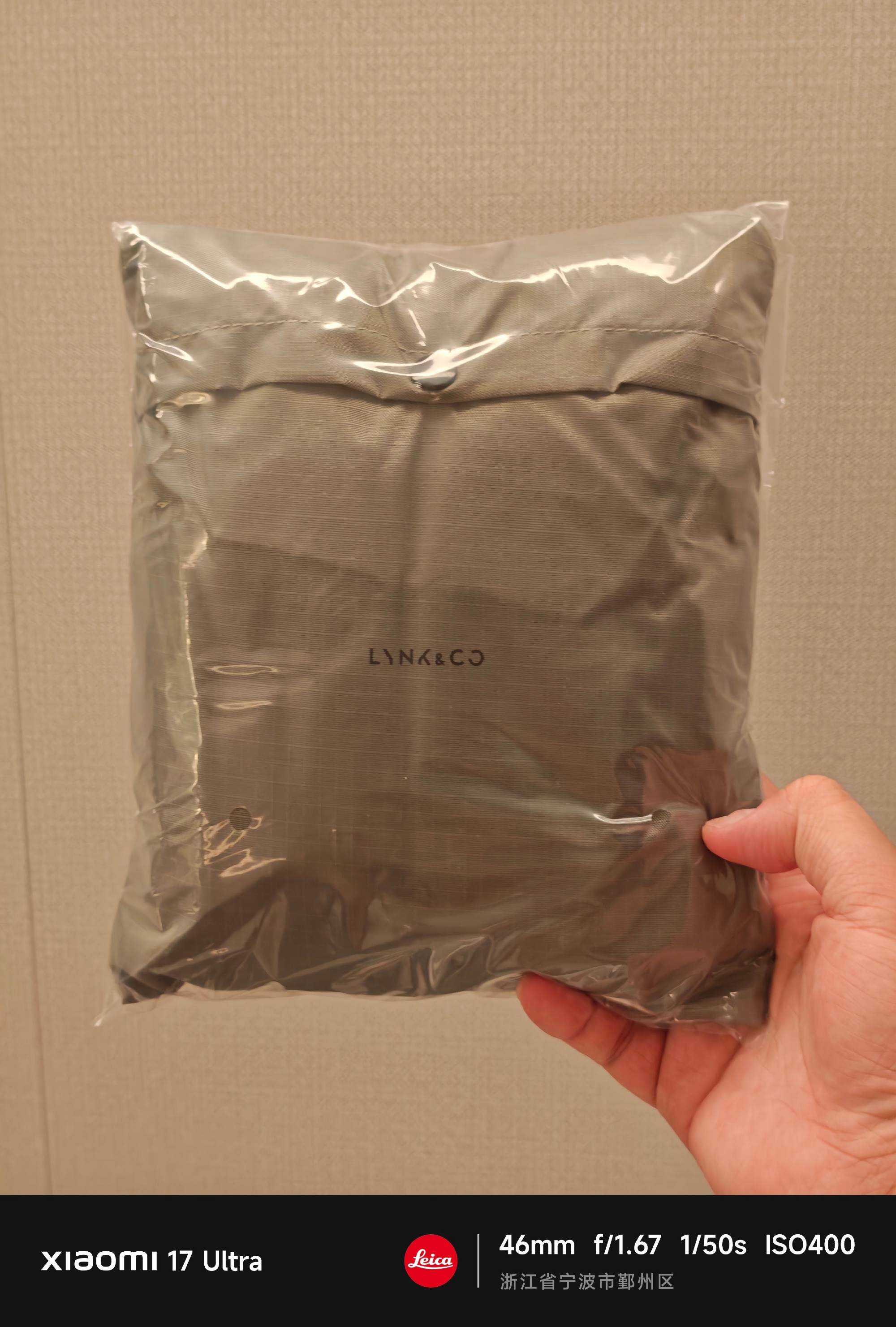 这次，可以折叠起来非常小，方便携带，用的时候打开，是个双肩背包，可以...