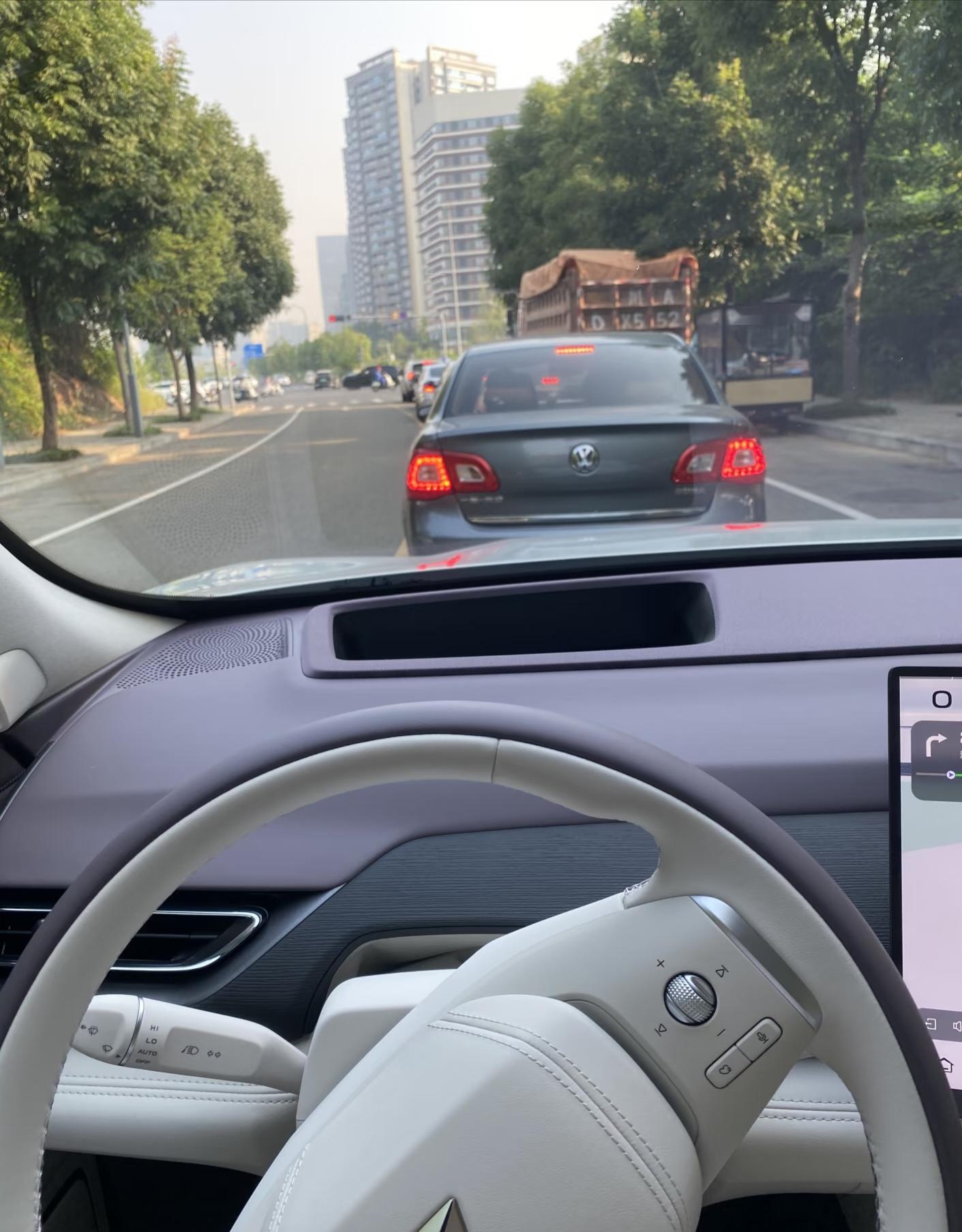 提深蓝S05激光版有一段时间了，日常上下班通勤，高频使用这套激光辅助驾驶，分享一段真实用车感受。
重庆城区路况复杂，路口多、非机动车穿插频繁，这套智驾在城区红绿灯控车给我惊喜。遇到红灯平稳减速，绿灯平顺起步，跟车的时候加减速线性，堵车蠕行不会频繁顿挫，长时间早高峰不用反复踩