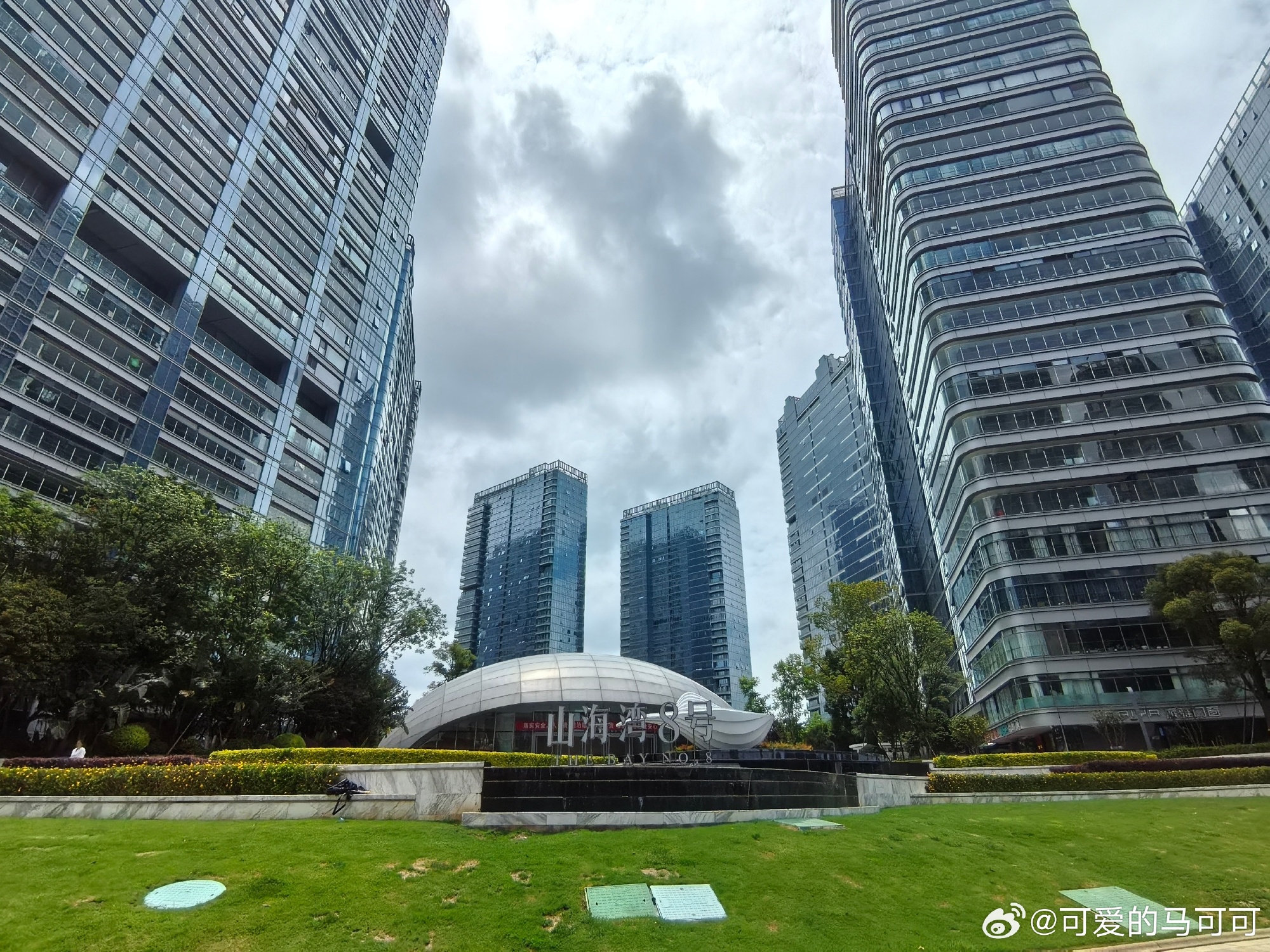 从游完官渡古镇后，直接打车去滇池旁边的山海湾8号楼盘，该楼盘据资料显示...