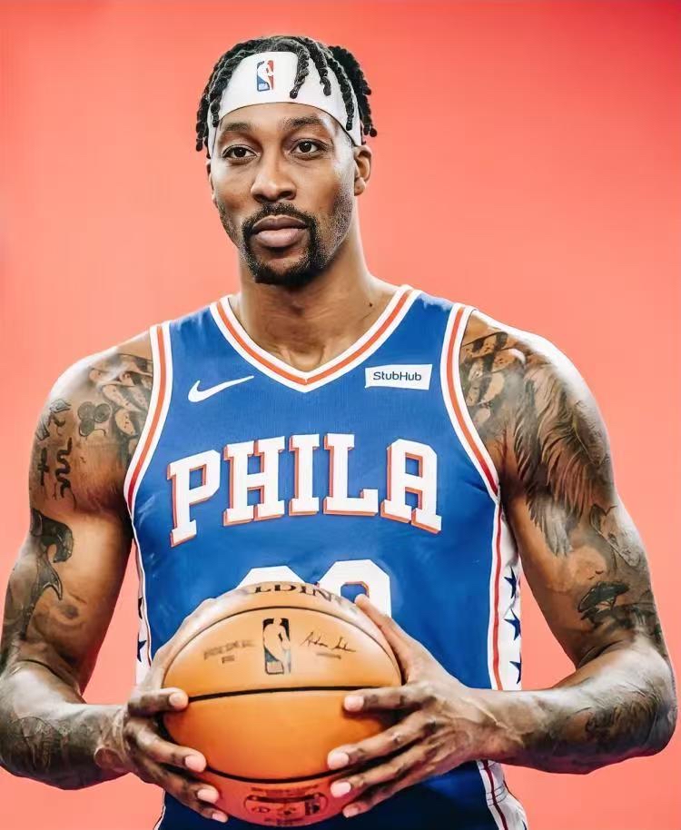 前NBA巨星霍华德真是太会来事了！  詹姆斯刚官宣去费城，霍华德就在社...