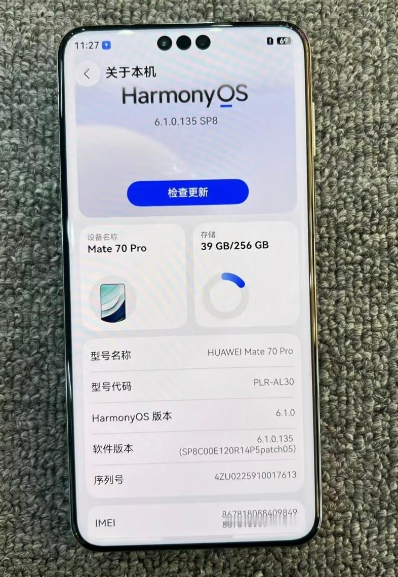 好了，这下华为mate70Pro是真的过时了。
这回是真要过时了吧，因为大圆饼设计已经被时代淘汰啦今年mate90系列明明是单数，应该是大圆饼造型来着，结果却还是同心圆的星环设计，还回归了一下mate60系列的双拼方案，这下好了。
不管是配置还是外观设计，都已经完完全全的过时了，还比不过mate60