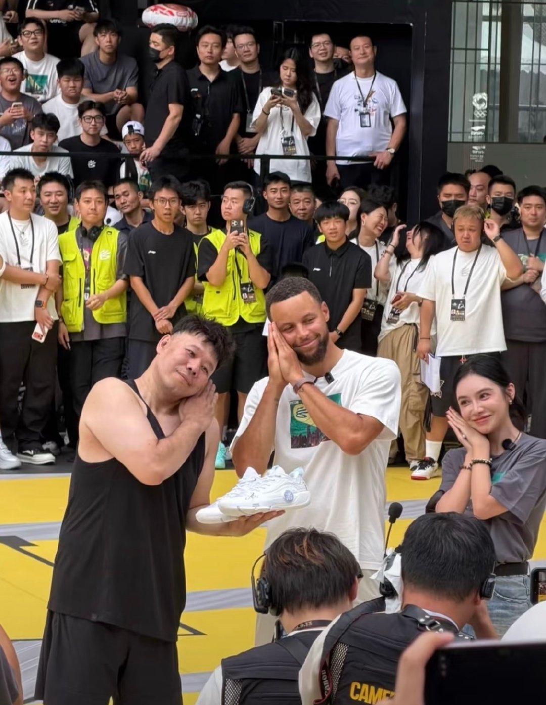 这就是真库蜜和詹蜜的区别！
一个真诚，一个硬蹭 [doge]

#2026库里中国行##库里##nba##库里听库里之歌听嗨了##金州勇士[超话]# ​