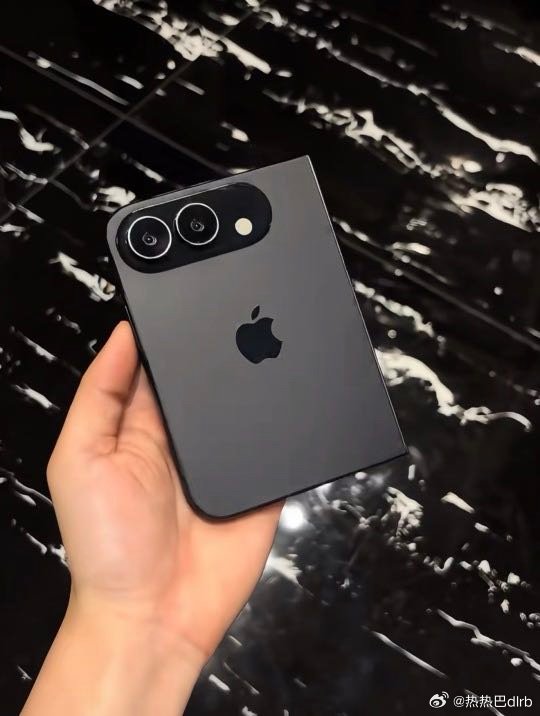「iPhone Ultra要不要换折叠就看你了 谁能拒绝苹果这款竖向折叠概念机！深邃玻璃机身，细腻高级，小巧折叠形态揣兜毫无压力。
背面经典苹果logo，竖排三摄模组简洁利落，外屏可以直接看通知、自拍。开合铰链顺滑，展开就是完整大屏。
折叠的没用过吧。马上去发布，冲一波，新鲜
#我设计的iPhone折叠屏  ​