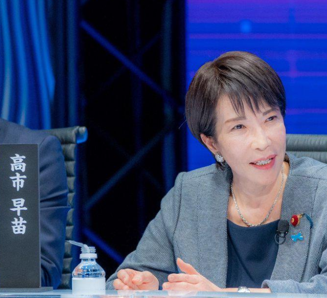 高市早苗改口了，她认了村山谈话，这是她当年骂过的东西。

当年她给这份谈话下的定义，是四个字，“自虐史观”。

10月16日的参院预算委员会上，日本首相高市早苗被问到了历史认识。她的回答是，“正如战后70周年谈话中宣布历代内阁的立场今后也将坚定不移，高市内阁也继承这一立场”，村山谈话也在其中。

1