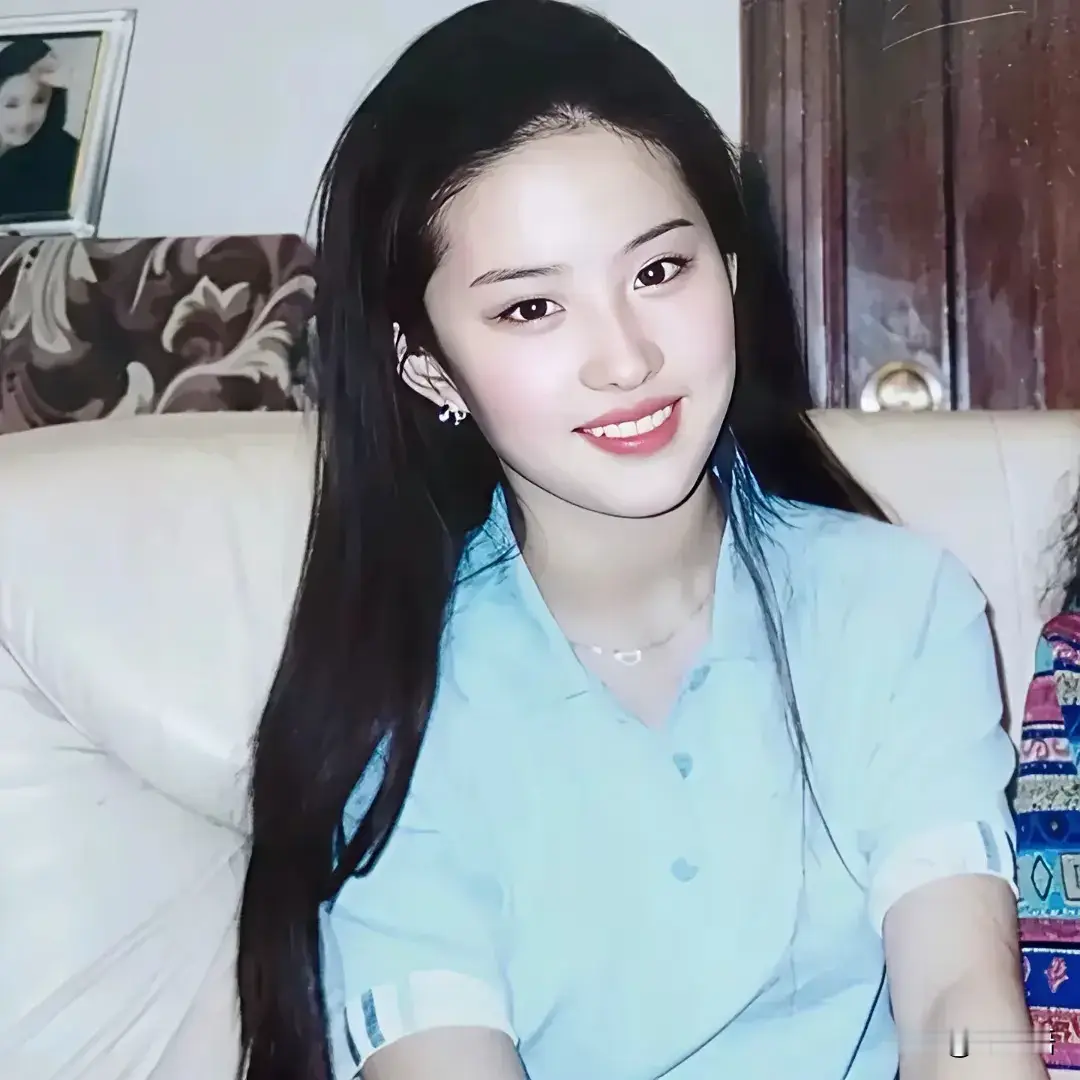 早期神仙姐姐， 没有后来的气场， 软萌软萌的 [呲牙]  图片来自网络