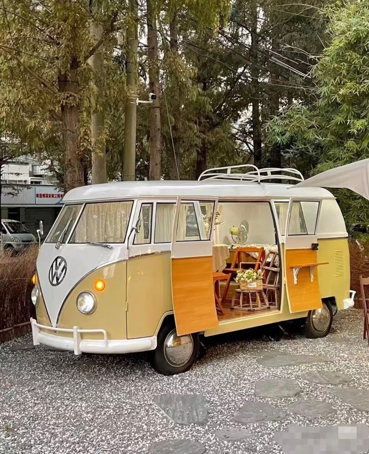 Van Life ➡️ SUV Life半个世纪前，大众T1被改装一通，满足嬉皮士车轮上的生活。过了50年，这种生活方式好像才有点新的进展。主要还都是原装的，主要29.99w的价格谁看了不会内心起点波澜？好像那个诗和远方的生活，离我又更近了一点？你真的会有这种冲动，小米还是太会了…小米发布澎程n90max探索版