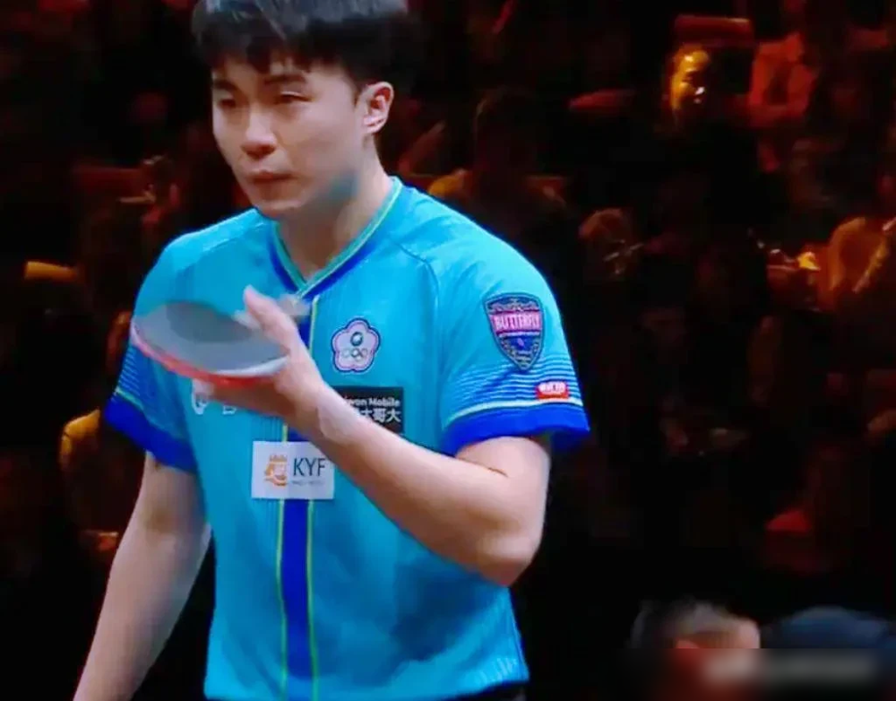 穿运动服的林昀儒，往那一站就是秀气俩字，高级感这东西真不是堆牌子堆出来的。
郝帅4月4日直播直接放话，说他和张本智和是外协里对国乒威胁最大的，两届奥运会能从樊振东手里各抠下3局的，就这俩人。
你看他打球，反手拧拉出手快得离谱，前三板抢得凶，刘国正说过，他这套速度流专抢先机，一上强度对手容易被他带