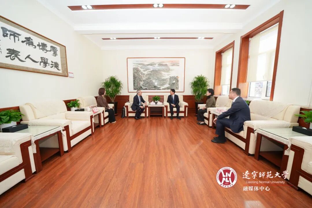 #辽师简报# | 辽师聘任乌兹别克斯坦汉学家
      10月14日，乌兹别克斯坦知名汉学家贾苏尔受聘辽师大客座教授。校长罗文波颁发证书。此举将深化两校联合培养与汉学研究，服务“一带一路”，共促中乌人文交流！#老外买中国纪念品不理解但尊重# ​