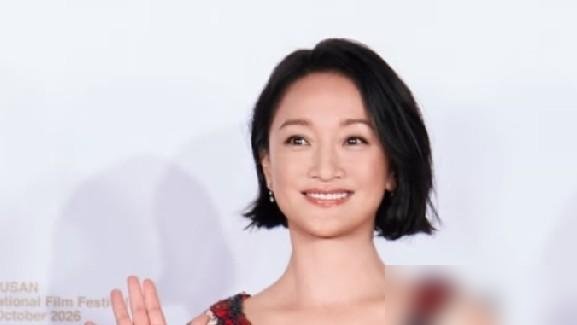 52岁，周迅拿了个国际影后，台上哭到说不下去。
她说做演员30多年了，最后就憋出一句：愿我们有拥抱沉重变化的勇气。台下安静了几秒。
这片子叫《初次尝到寂寞》，场刊评分3.7，满分4分，釜山升A类后的首届最佳演员。跟她搭戏的是奚美娟、周一围。
陈坤第一时间发文，就三个字：你值得。
有意思的是，