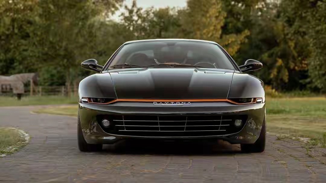 全球唯一的Daytona Shooting Brake Hommage，向1972年传奇猎装车致敬。整车大量手工打造，累计工时15000小时。标志性玻璃鸥翼尾门、流畅猎装溜背线条，外观在还原经典神韵的同时加入现代灯组设计。以法拉利599 GTB为基础，V12动力保留，内外全部重新重塑，一件行走的定制设计艺术品。#大v聊车# ​