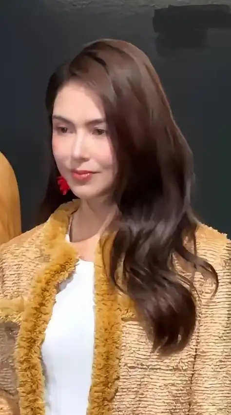 昆凌姜黄小香风套裙，生娃后依旧挺拔干练 ​