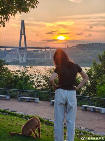 江津的滨江路就是最好看的🌇<br />偶遇亲人小狗一只🐕不过我真害怕有虼蚤
