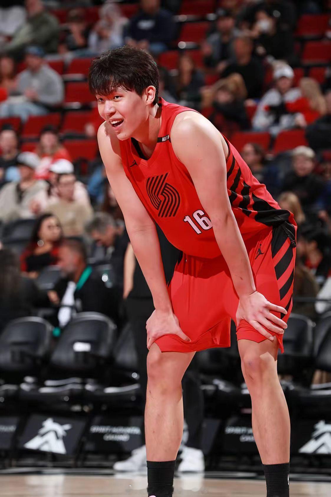【#莫兰特回应杨瀚森13分4板4助#】北京时间10月13日，NBA季前赛继续进行，开拓者119-66大胜伦敦雄狮。本场比赛中，杨瀚森替补出战21分钟，投篮8中6，三分1中1，得到13分4篮板4助攻，正负值为+19。赛后，队友莫兰特在接受采访时谈到他的表现。莫兰特说道：“他打得不错，确实在进步。自从我来到球队后， ​