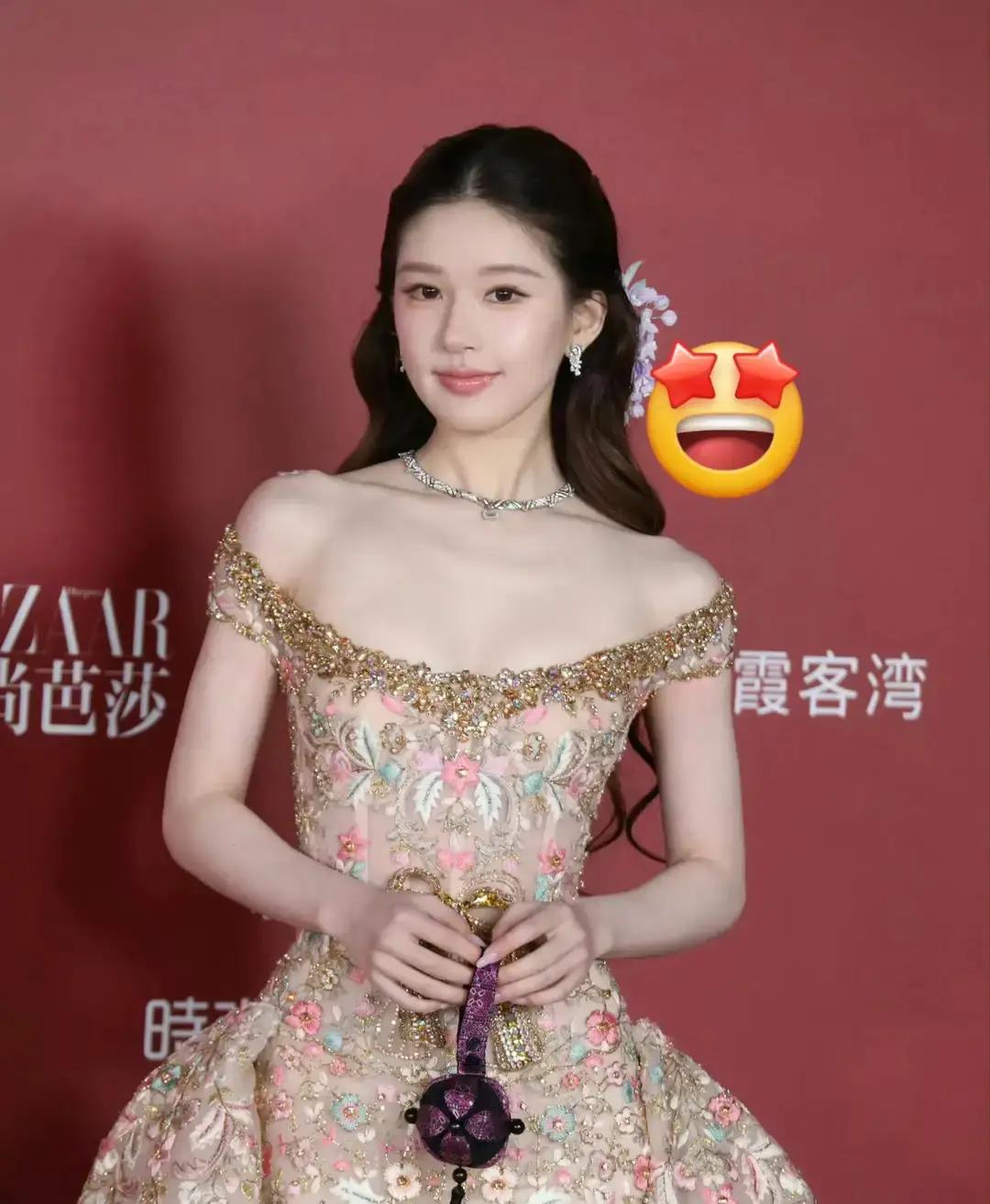 花一百多万自己掏腰包买套高定礼服，转头却被全网嘲讽穿得像车祸现场，赵露思这笔买卖真亏到姥姥家了吗？
还真不见得。
很多人都在笑话那件衣服剪裁尴尬，领口位置要高不高要低不低，既显不出曲线，动作稍微大点还直让人捏把汗。
内娱向来有个心照不宣的鄙视链，借不到当季高定就等于时尚资源不行，自己掏钱硬上，
