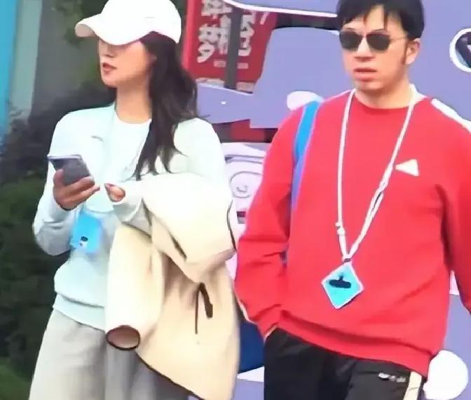 那个从来不掩饰自己野心和要强的蓝盈莹，这次被拍到的疑似新恋情，画风还真是挺让人意外。
很多人对她的印象，估计还停留在当年综艺里连轴转、逼着队友学乐器那股不服输的狠劲儿。她本来就不是那种习惯示弱的小女人，浑身上下都透着一股“我要赢”的劲头。
这次被拍到的男方，走在街上可以说完全不修边幅，穿着极其随