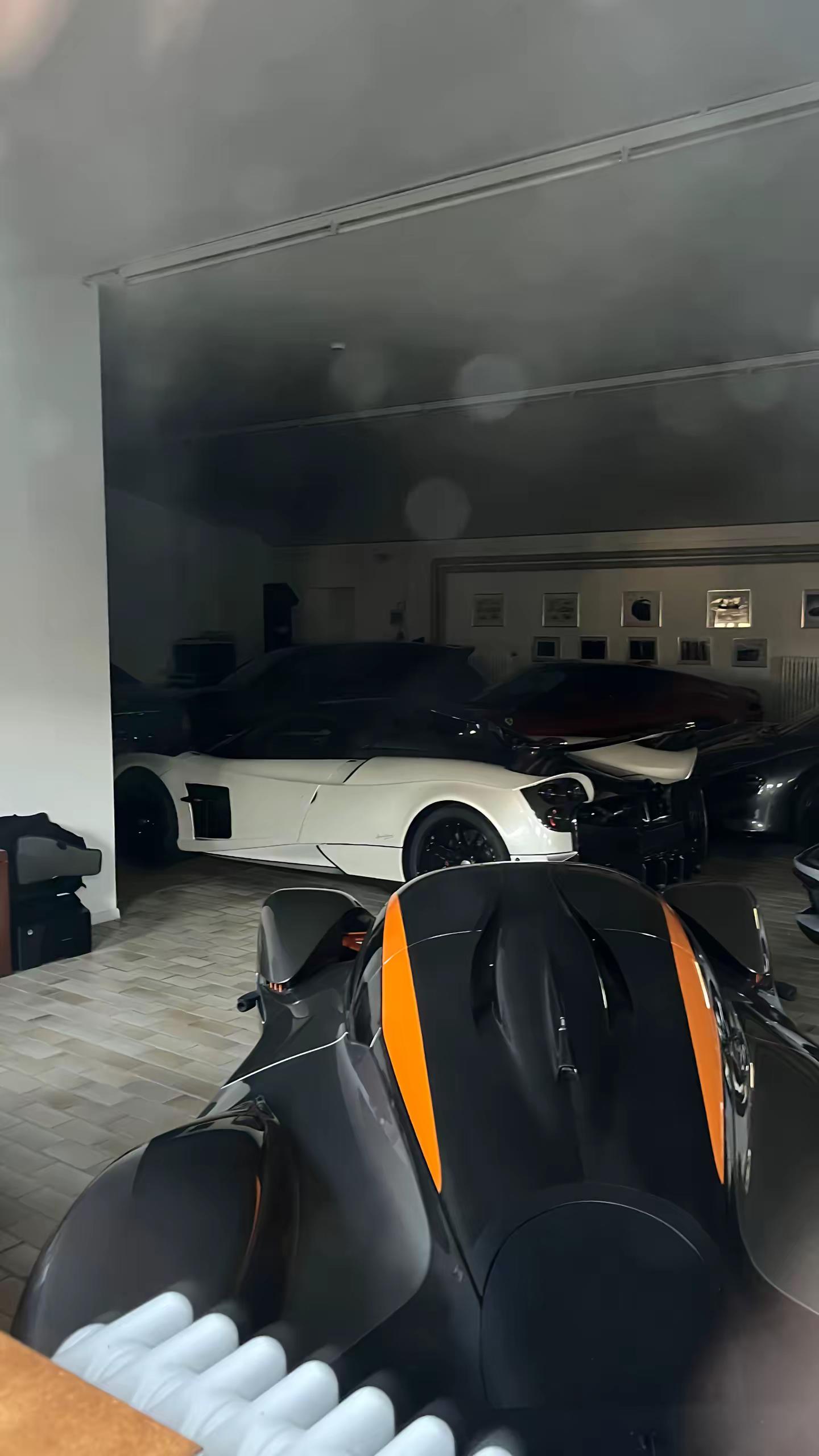 时过境迁，曾经国内Hypercar收藏家付总也将手上唯一一台Pagani Huayra Roadster BC卖出去了，现在在一家德国🇩🇪车行挂售挡不住的颜值 顶级超跑 帕加尼 帕加尼huayra