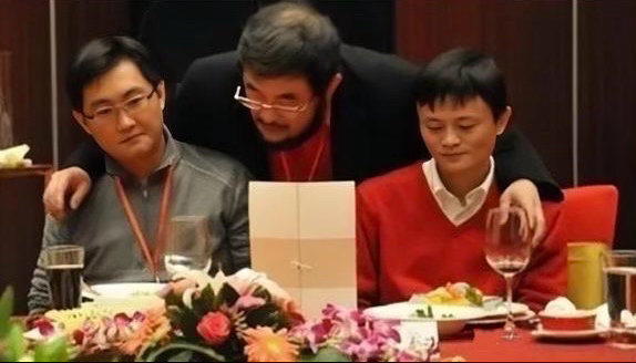能把手同时搭在二马肩膀上的大叔，嘻嘻
当年，马云与马化腾在饭局上，两人坐在一起的画面，看着还好年轻的样子。
而把手搭在二马肩膀上的大叔，是被称为“小灵通之父”的吴鹰。
他正在跟马云和马化腾交流，两人坐在那里若有所思的样子。
都是搞互联网的大佬，在这样的饭局上，一定有很多共同话题，畅谈 ​