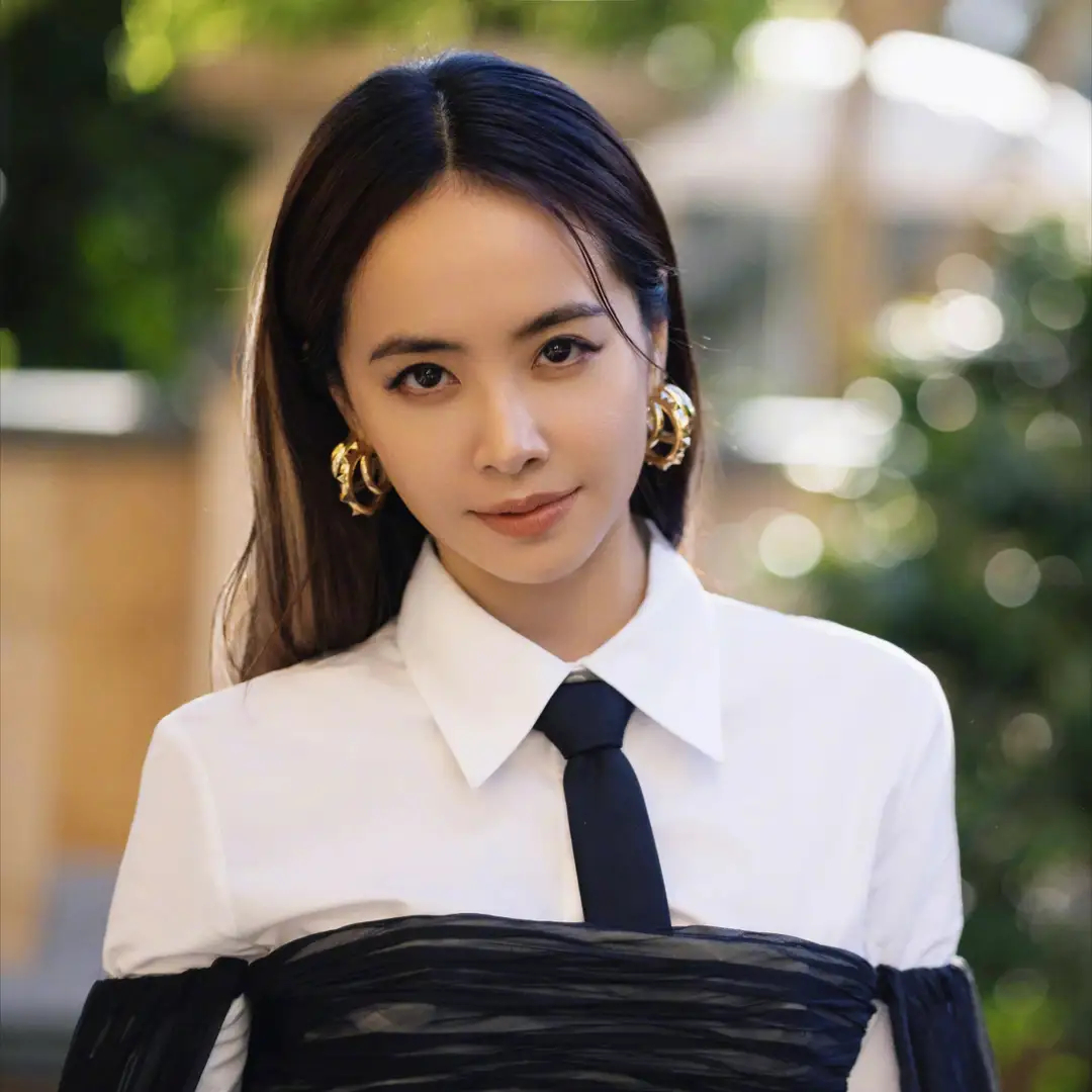 21世纪华语乐坛最牛的10位歌手，张杰和周杰伦谁才是王者呢？
1. 周杰伦
不追随潮流而是开创时代，改写华语乐坛创作风向。专辑销量、热度、演唱会号召力全部处于顶尖水准，时隔二十余年作品依旧广为流传，代表一整个华语流行时代。
2. 陈奕迅
共情力极强，擅长演绎成年人的喜怒哀乐，歌曲越听越有深度。 ​