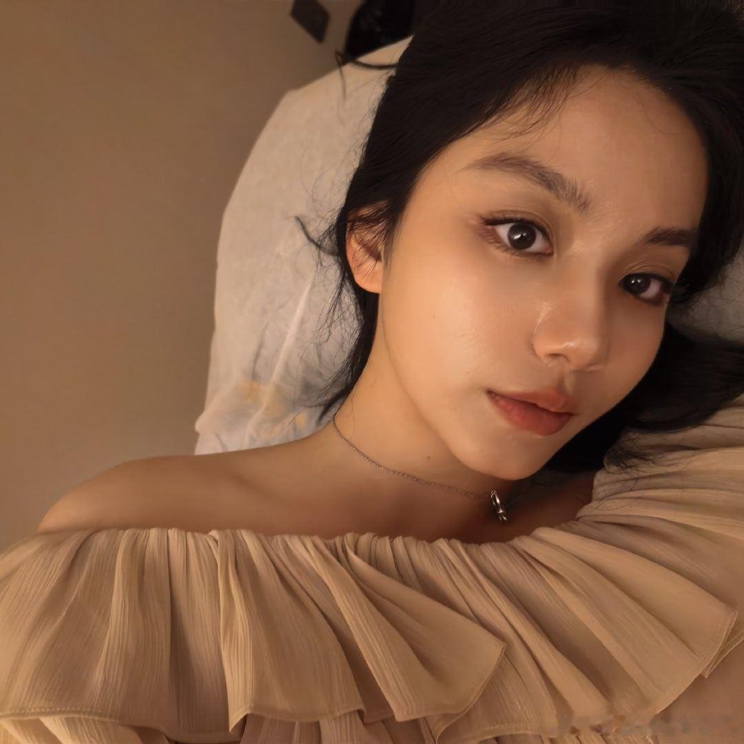 我真的佩服华为相机 你说它相机撇吧 它把毛孔 还有瑕疵照的清清楚楚 你说它相机好吧 同一张脸老是拍出不同的长相 ​​​这几张又把山根给我拍出来了 ​