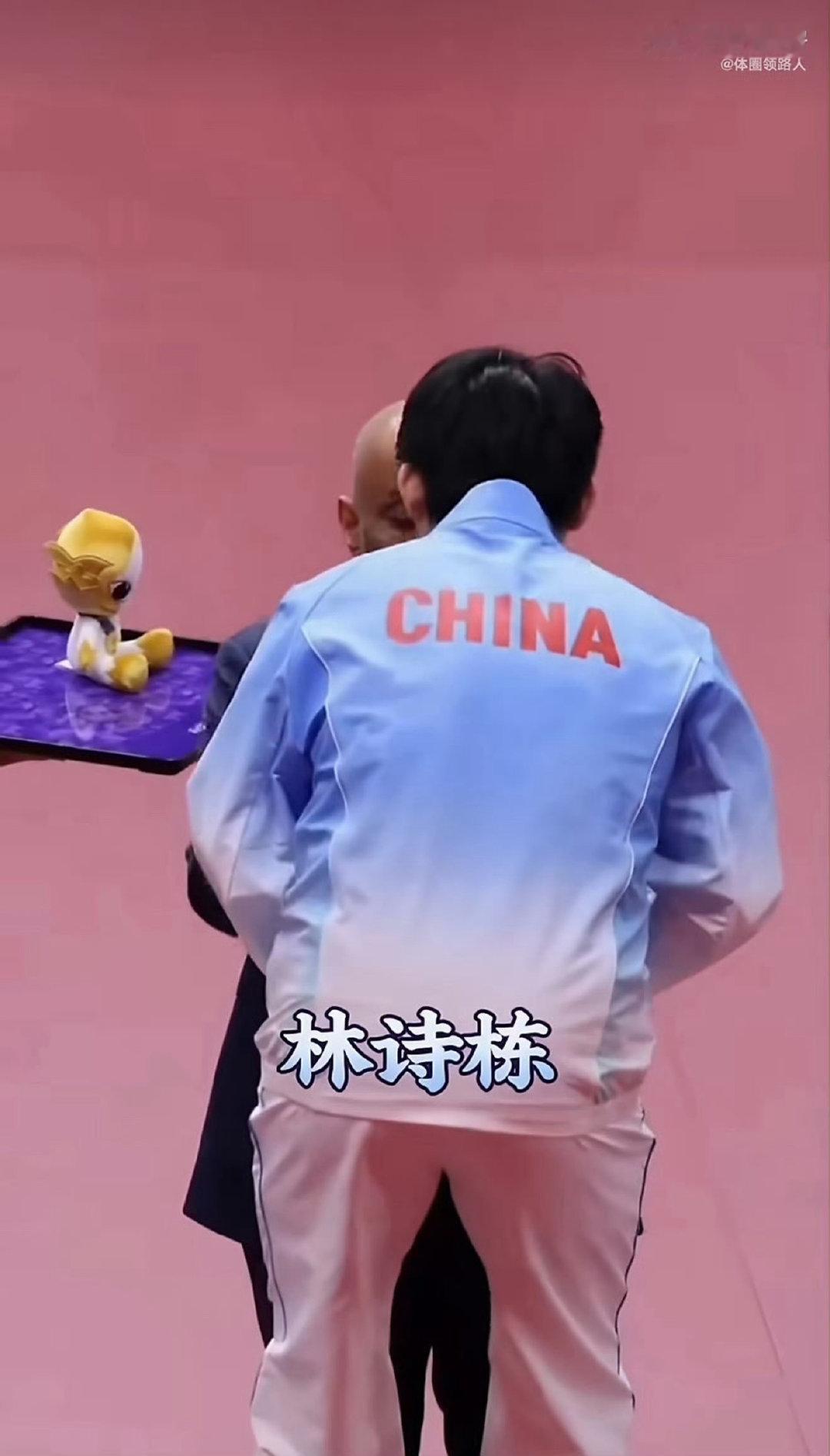 林诗栋夺冠无人鼓掌，根源在于现场观众被饭圈文化裹挟，将个人偏好凌驾于竞技体育的尊重之上。 一、赛场冷遇的核心表现- 掌声反差：颁奖时，宣布亚军王楚钦时现场欢呼沸腾，而宣布冠军林诗栋时却掌声寥寥，场面如