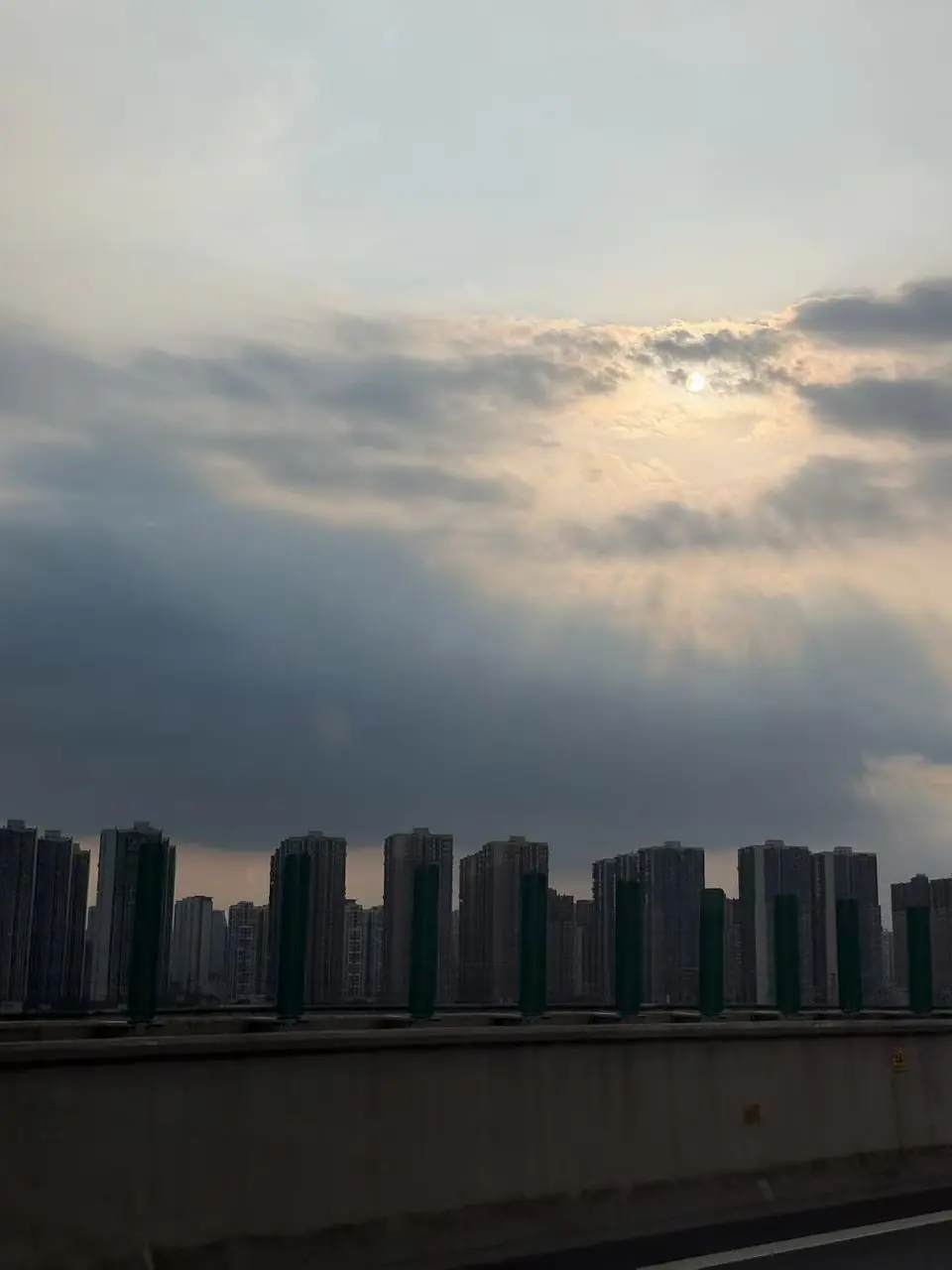 城市黄昏｜乌云挡不住落日的光