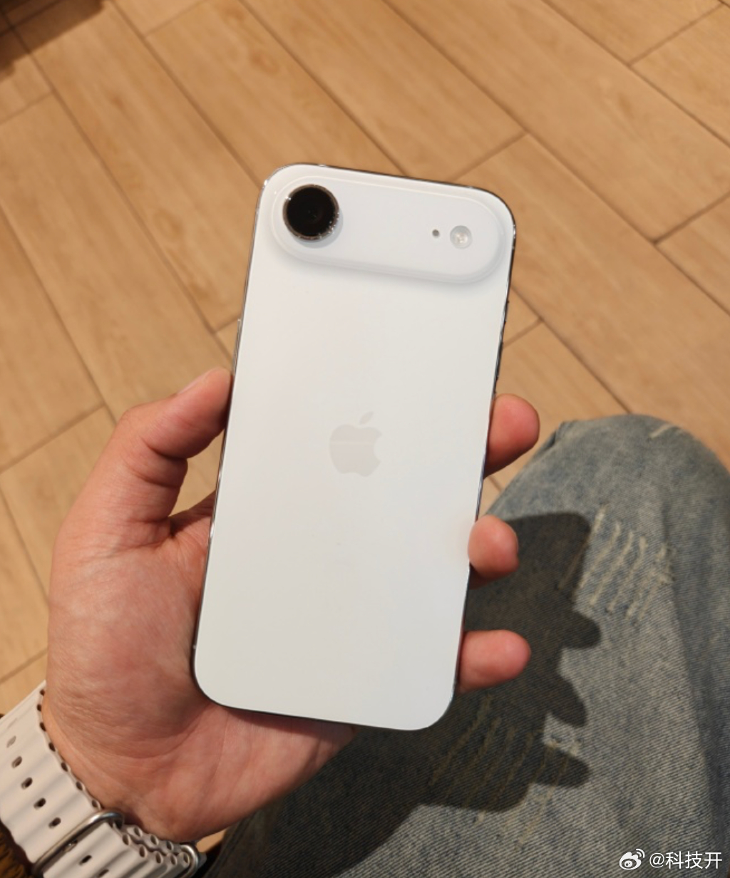 #iPhoneDuo晚8点天猫首发不断货# 做博主这么多年，我也算得上资深苹果用户了，从最早的iPhone SE、iPhone 8开始，几乎每一代新机我都会蹲首发上手测评，算是见证了苹果这么多年的迭代变化。以前年轻就爱追新机新鲜感，年年换、年年蹲，早就养成了首发入手的习惯。

这次苹果首款折叠屏iPhone Duo登场， ​