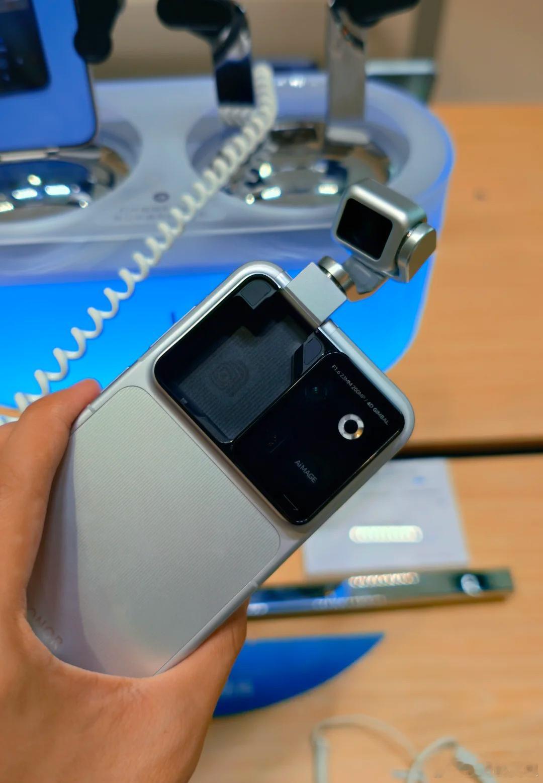 被很多网友吹上天的荣耀Robot Phone，一上手体验就陷进去了，顶着压力说几句心里话

1、整体设计比较精致，全金属一体机身，甚至有点果味，6.31英寸的屏幕单手握持刚刚好，后置镜头Deco的凸起并不夸张，在可接受范围内

2、后置云台平时拍照可以不升起来，就跟普通直板机使用一样，主摄本身是支持OIS光 ​