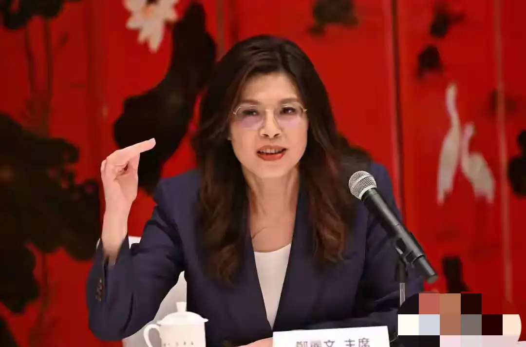 【郑丽文警示当前台当局两岸战略】

无论郑丽文是否从内心里赞同统一，并且愿意为实现祖国统一采取实际行动，她对当前台海局势的判断在某种程度上还是清醒的。

郑丽文最近强调，台湾当前的两岸发展大战略如果不做出调整，整体局势将对台湾非常危险。显而易见，郑丽文说这番话当然指的是在台上的民进党当局。

最近，