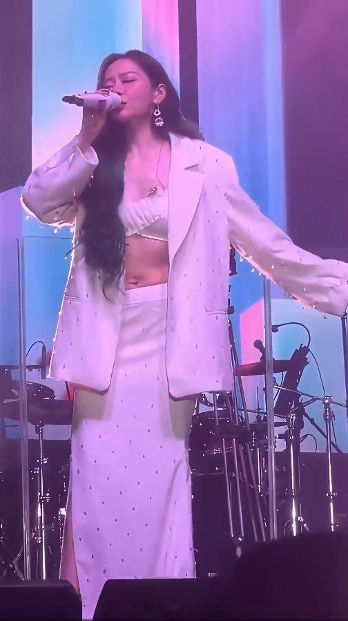 张靓颖演唱会，好多人的焦点却在她的肚子上… ​