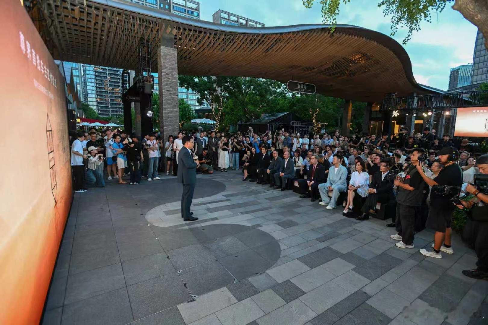 #余承东上海交付新车# 能让那么多见识过顶级豪车的大咖纷纷入手尊界，说明现在国产高端车型的产品力已经不输合资品牌了。#余承东与一众大咖碰面畅聊# ​