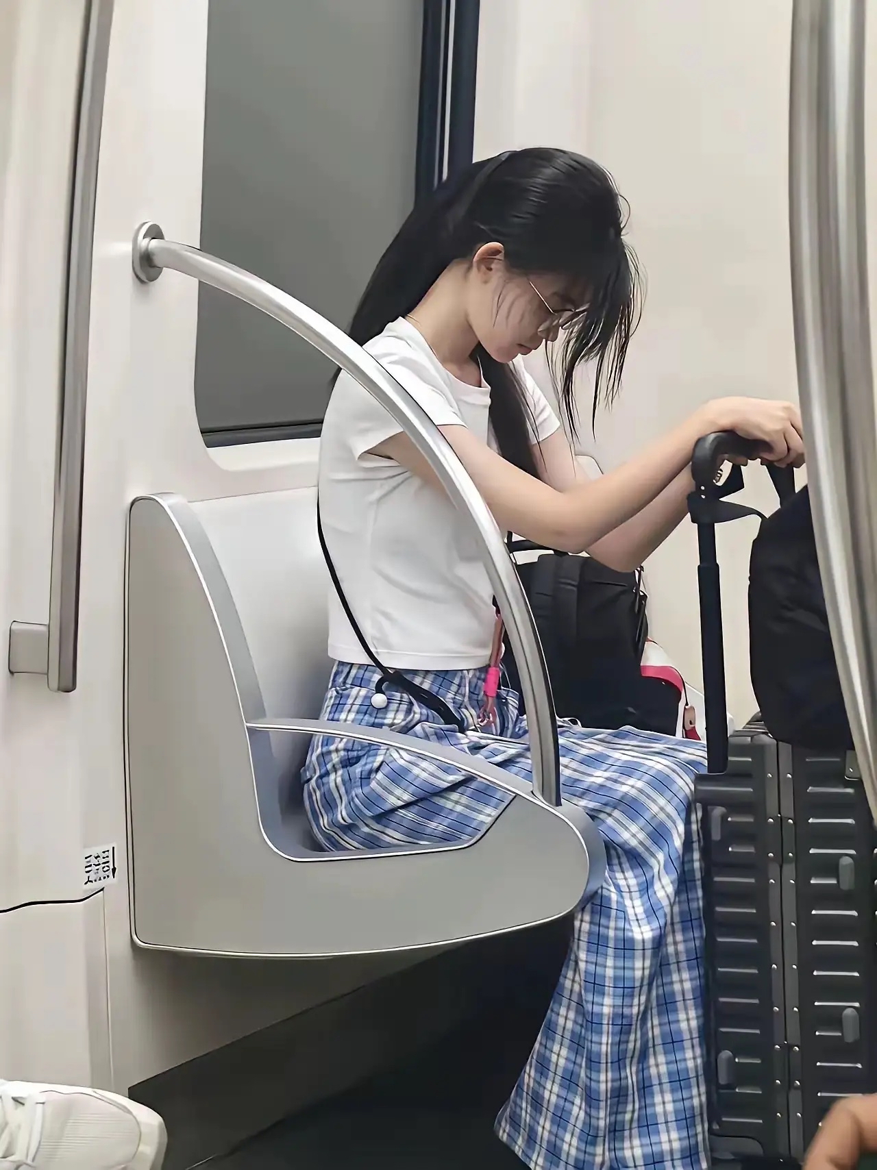 好美啊！ 知性，文静…… 您继续赞美吧[灵光一闪]