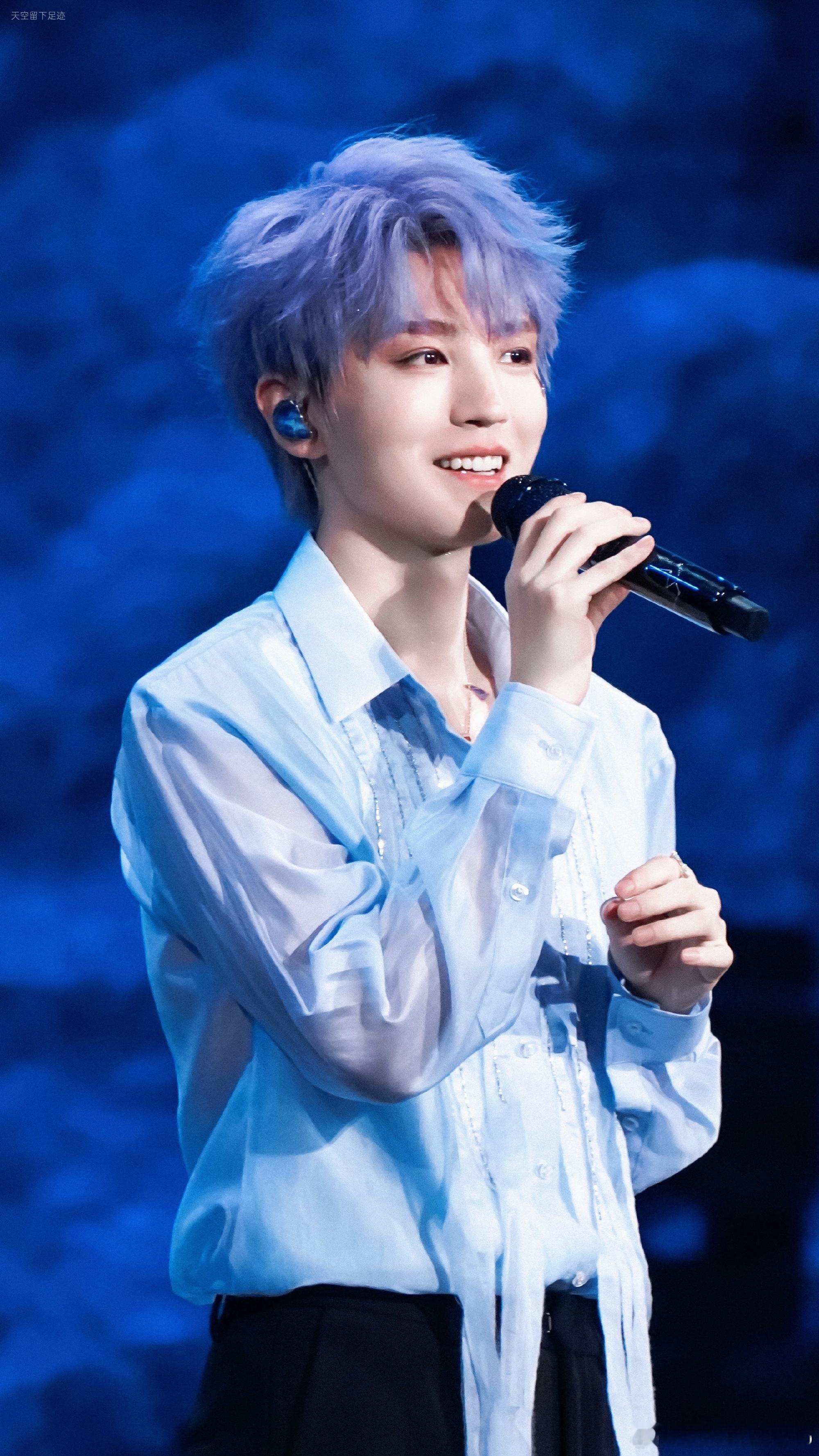 #王俊凯[超话]#  
💙#昆凌说王俊凯一定前途无量#💙
💙#王俊凯蜂花品牌代言人#💙 
💙#王俊凯jotoys品牌全球代言人#💙 
@TFBOYS-王俊凯

都要带着我们相见那天的心情过好每一天
借着你们的光，我看到了不一样的世界
如果感觉累了，就拉上窗帘关上手机，
放空自己去睡觉，难熬的日子总需要更 ​