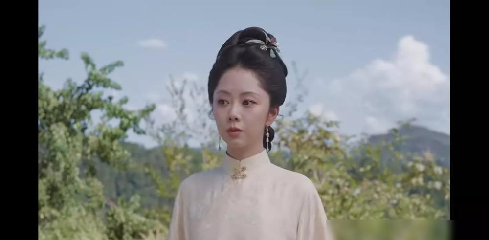张铎和柯蓝演的父母，第一集就双双下线，观众直接炸了。
《兰香如故》这操作，相当于你刚拆开一包好烟，抽一口，没了。不是嫌配角戏多，是觉得浪费。
但内娱这玩法不新鲜。超模何穗去《何以笙箫默》客串，镜头加起来不到两分钟，照样有人记到现在，靠的就是那一股子不跟你废话的气场。
《兰香如故》里董晴更绝，一