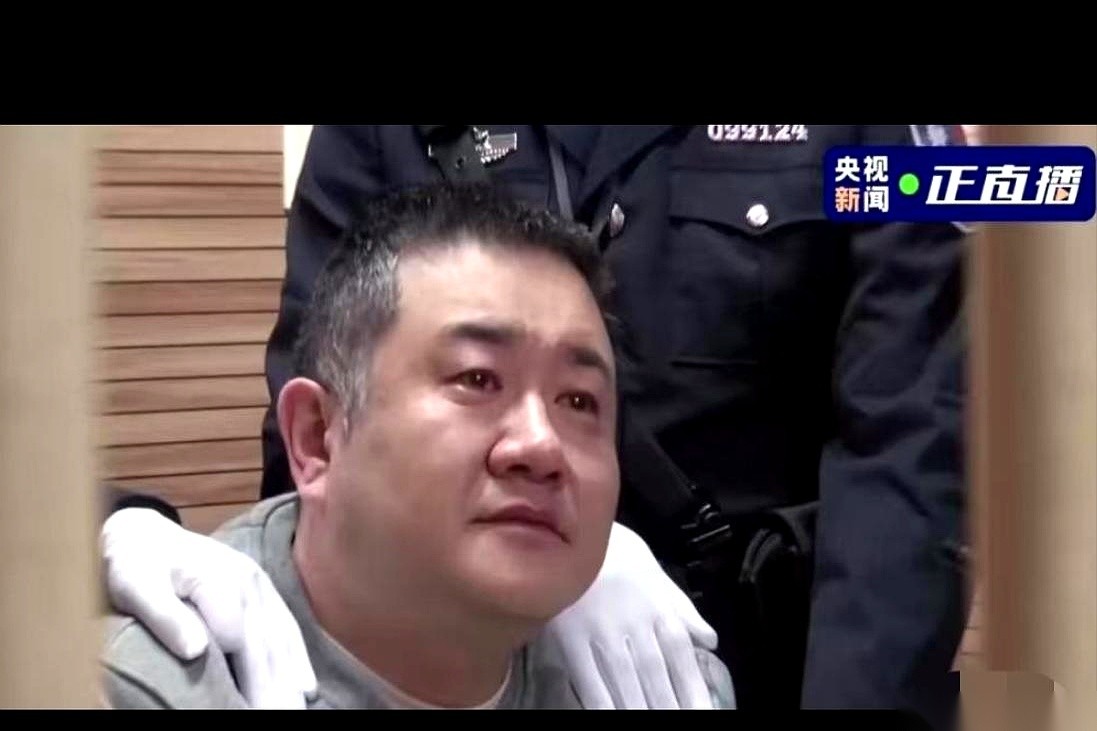 已经被开除公职的孙鹤予和五华区城管局局长李桥忠，联手把孙小果从立案一路运作到了减刑。
死缓本身卡着两年考验期，监狱、检察院和法院之间层层设防，正常情况下谁都无法单方面说了算。
全国对假释和暂予监外执行的联合核查与堵漏，后续依然得一笔笔核对各岗位的卷宗台账。
说实话，很多人一开始以为，能把这种重罪案子