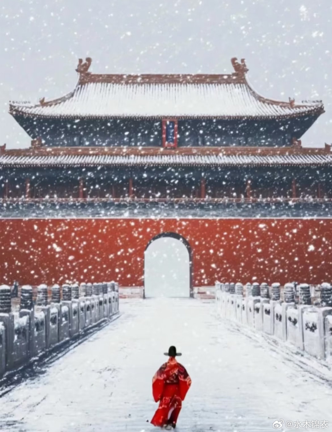 大明 1566 只是一部电视剧。不算正史也不算野史，民间流传甚广，浸淫在国人骨里的是窝里斗，研究法术诈力，权谋诡计，去整人。真实的宫斗简单粗暴血腥。这些与现代文明，契约，法治，完全水火不容。 ​