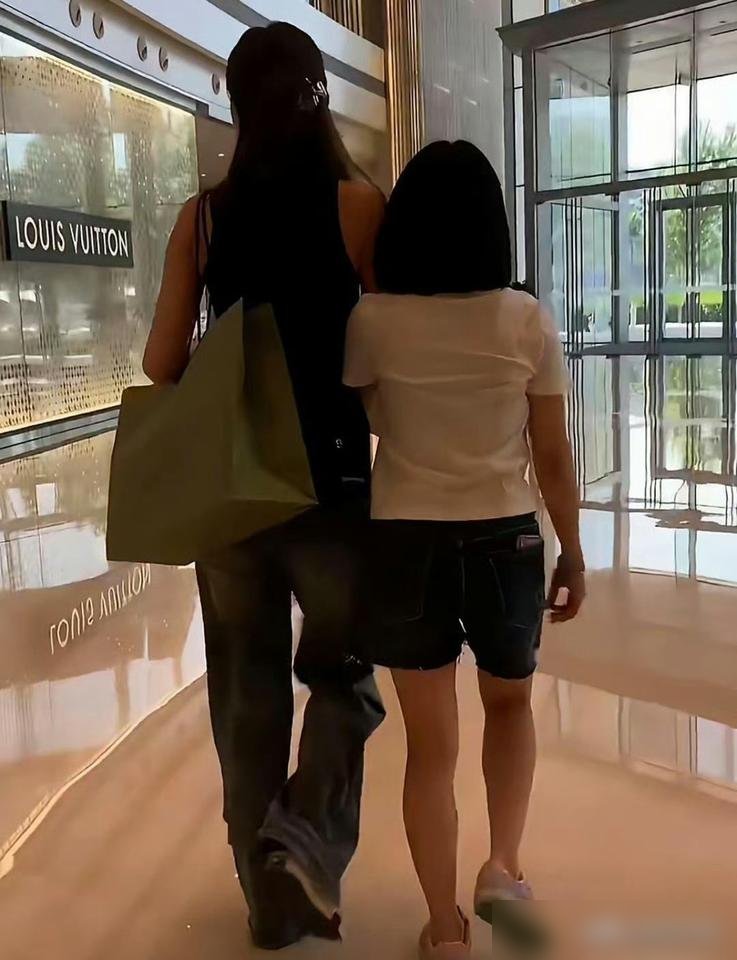 李勒优在晋妈跟前连筷子都不敢多伸，到了未来嫂子那儿，整个人直接瘫沙发上了。
同一天，两种活法。晋妈直播里数落她作息颠倒、面馆不去、零花钱断了几个月，李勒优低头听着，一句不顶。转头未来嫂子过生日，礼物递她手里，拉着她出门逛到天黑。
李勒优眼睛红了。
不是哭穷，不是委屈，是有人没拿“养你这么大”压