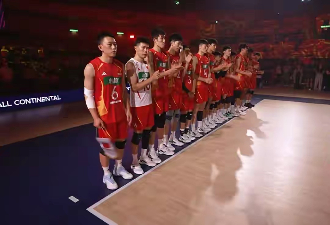 厉害！厉害！男排双枪火力全开，3:0砍瓜切菜战胜亚锦赛第二个对手新西兰队，海宁教练终于笑了！

刚刚结束的亚锦赛男排小组赛，第二场中国男排对新西兰男排的一场比赛，中国男排两大主攻张景胤和王斌火力全开，让新西兰男排无法招架，最终以3:0的比分干净利落获胜。

本场比赛有几个惊喜：

1、接应温子华发球