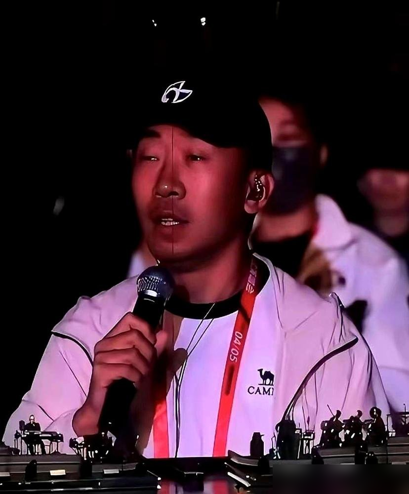 周杰伦演唱会点歌环节，杨迪被拒了，全场等着看尴尬。
他比划半天，没被点到，换别人早挂脸了。这哥一秒切歌，直接喊出《爱琴海》，刘畊宏写的。
全场炸了。点不了周杰伦的歌，就点他身边人的，台阶自己造，气氛自己救。
9月4日《你好，星期六》里迪丽热巴贴脸问听说你喜欢我，他张口就是叫我爱迪生，全网话题干