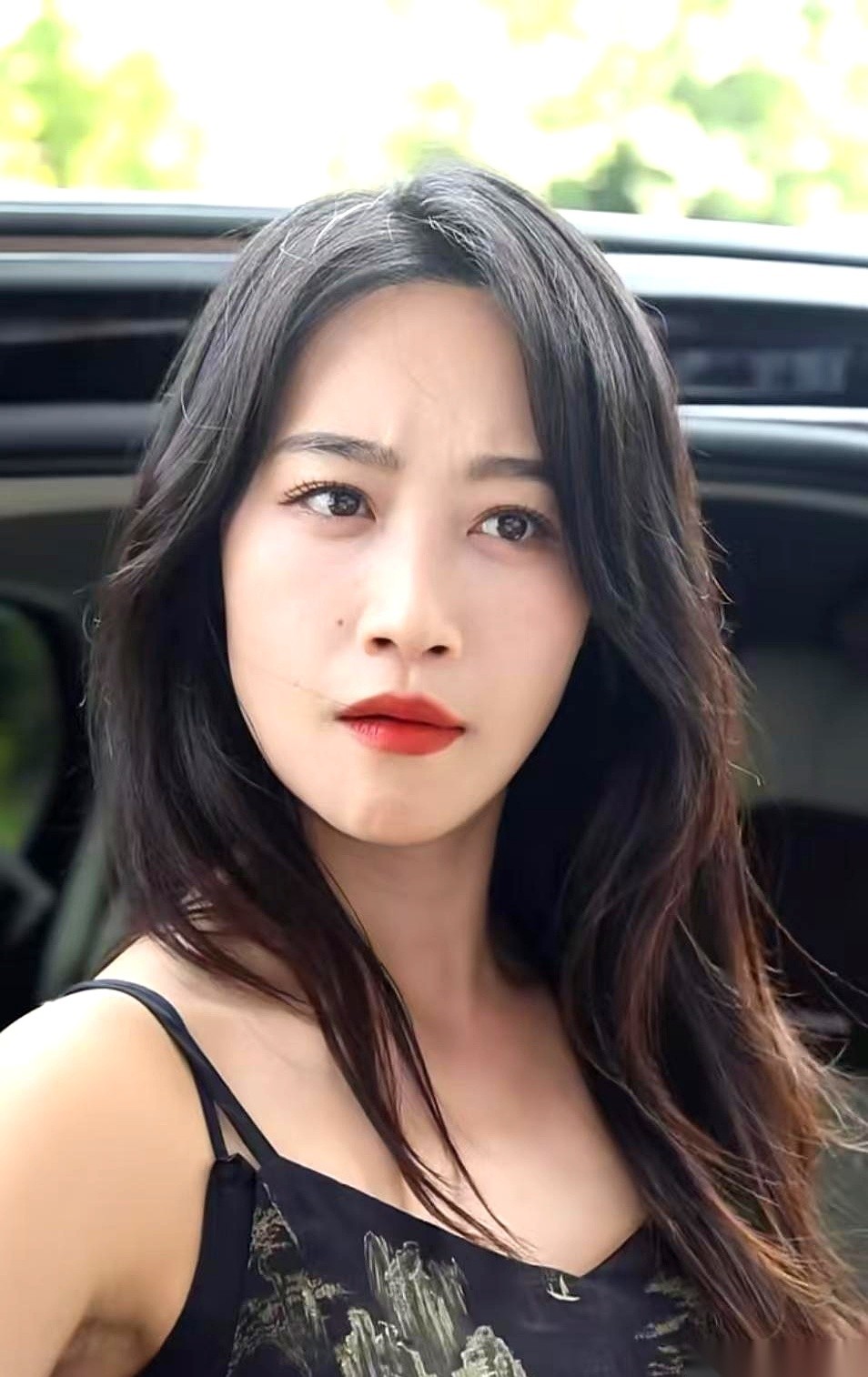 聊聊蓝盈莹。
很多人不喜欢她，不是因为别的，就是因为她把别人只敢在被窝里想一想的事，直接拿到台面上，当众给干了。
《乘风破浪》那会儿，一个高难度动作，别人还在犹豫要不要举手，她已经从座位上站起来了，眼睛直勾勾地盯着舞台中央，好像那块地就是她的。
后来采访，易立竞那个出了名的“死亡提问”直接怼到她脸上